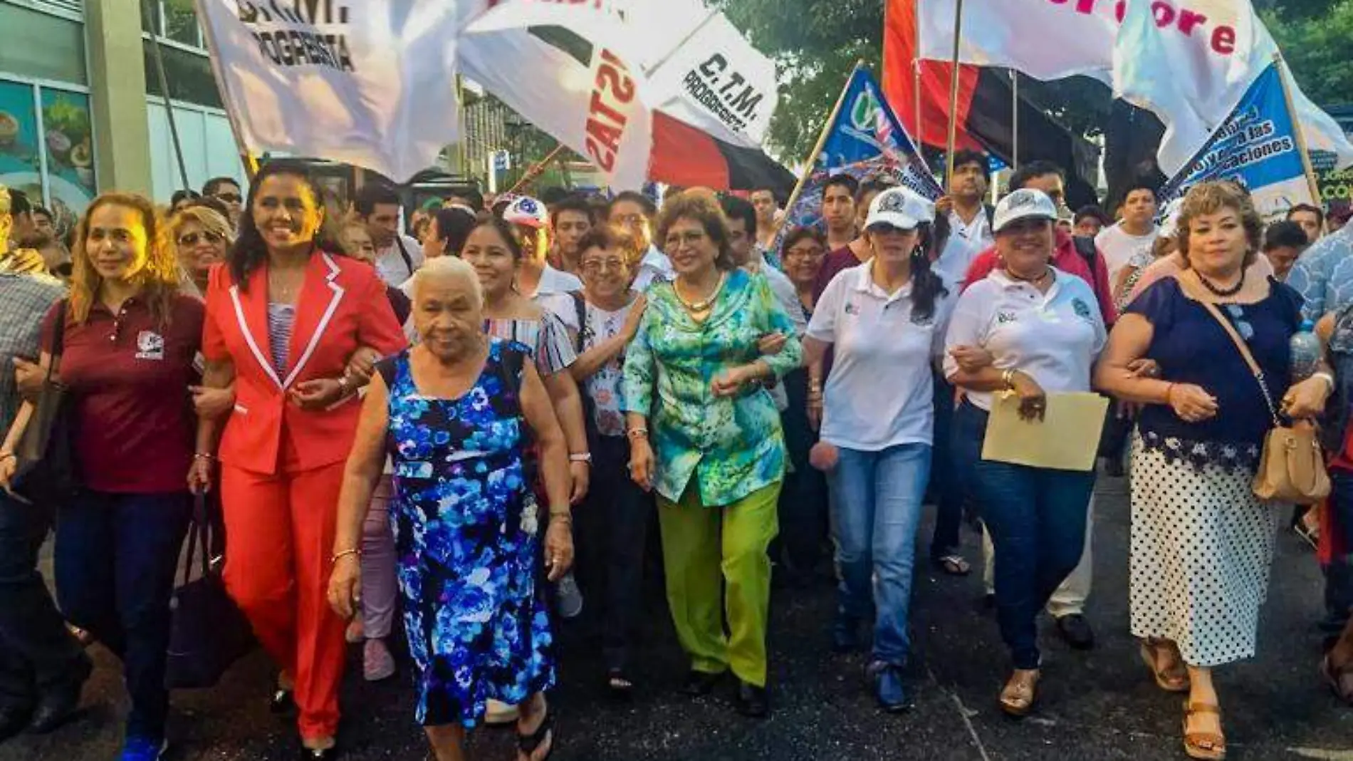 Marcha en la costera Miguel Alemán en apoyo a AMLO